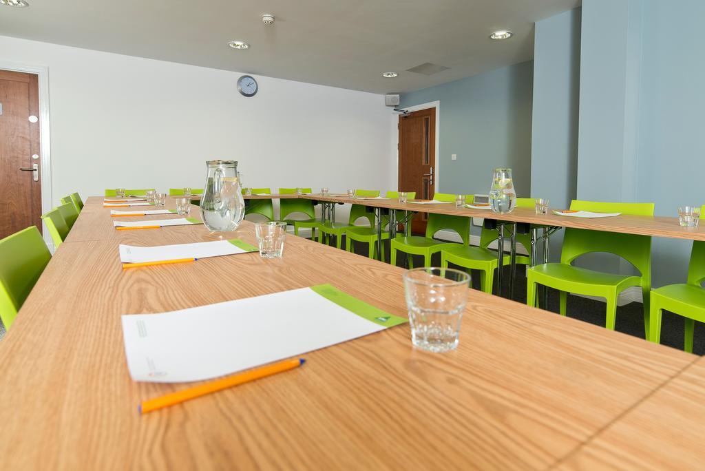 Yha Cardiff Central Buitenkant foto A meeting room
