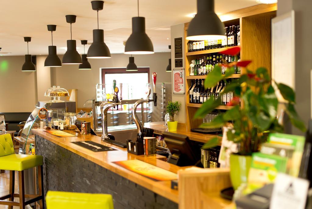 Yha Cardiff Central Buitenkant foto The bar at the restaurant