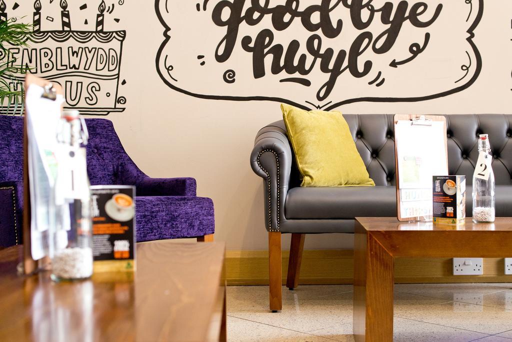 Yha Cardiff Central Buitenkant foto The interior of a typical Costa Coffee shop