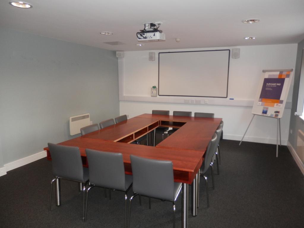 Yha Cardiff Central Buitenkant foto The boardroom at the University of East London