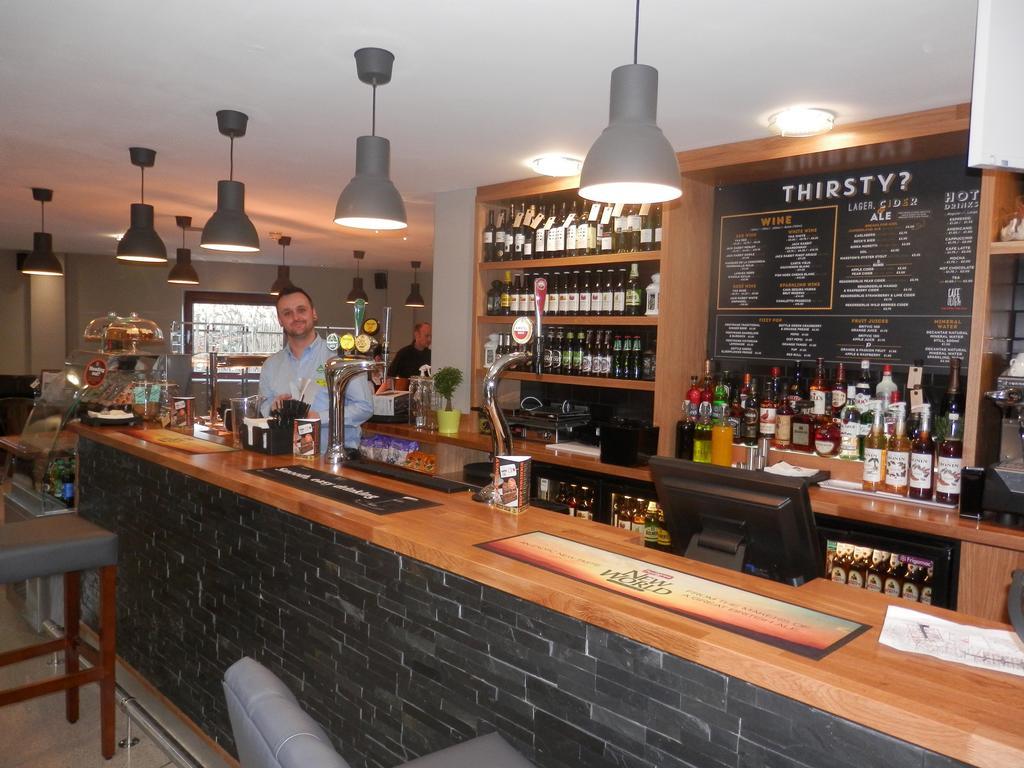 Yha Cardiff Central Buitenkant foto The bar at the Old Post Office