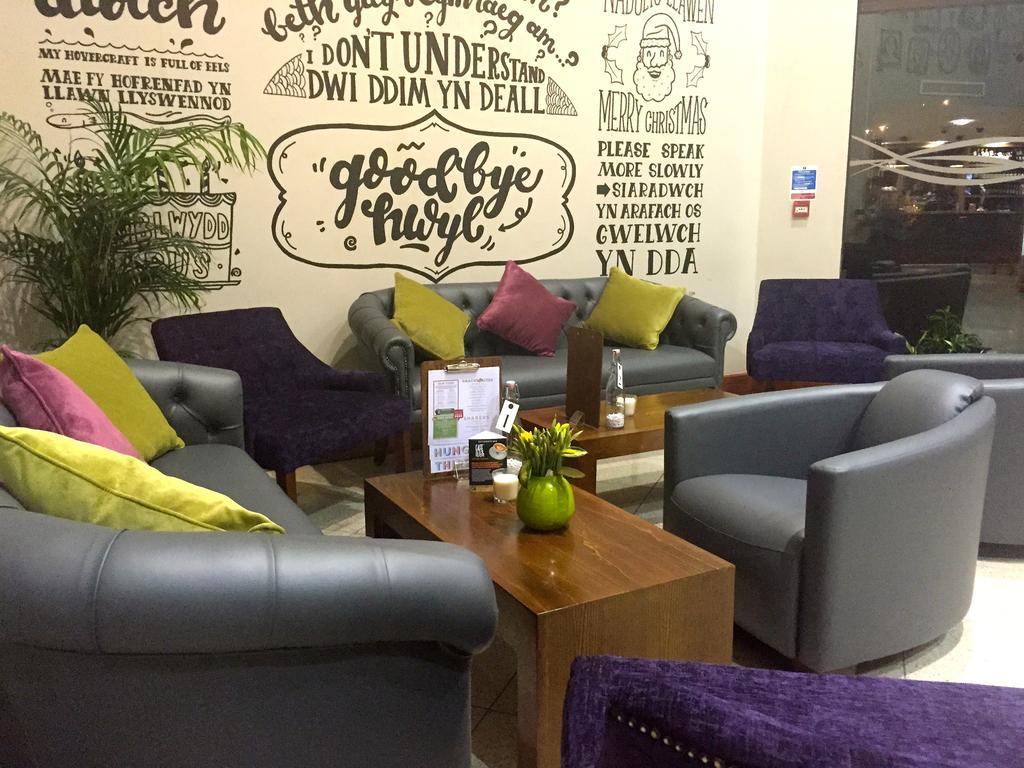 Yha Cardiff Central Buitenkant foto The lounge at the airport