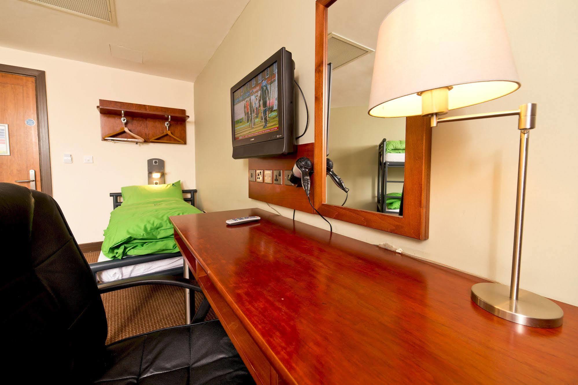 Yha Cardiff Central Buitenkant foto A room at the hotel