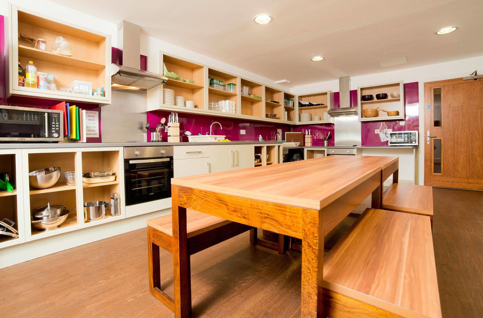 Yha Cardiff Central Buitenkant foto The kitchen in a typical flat
