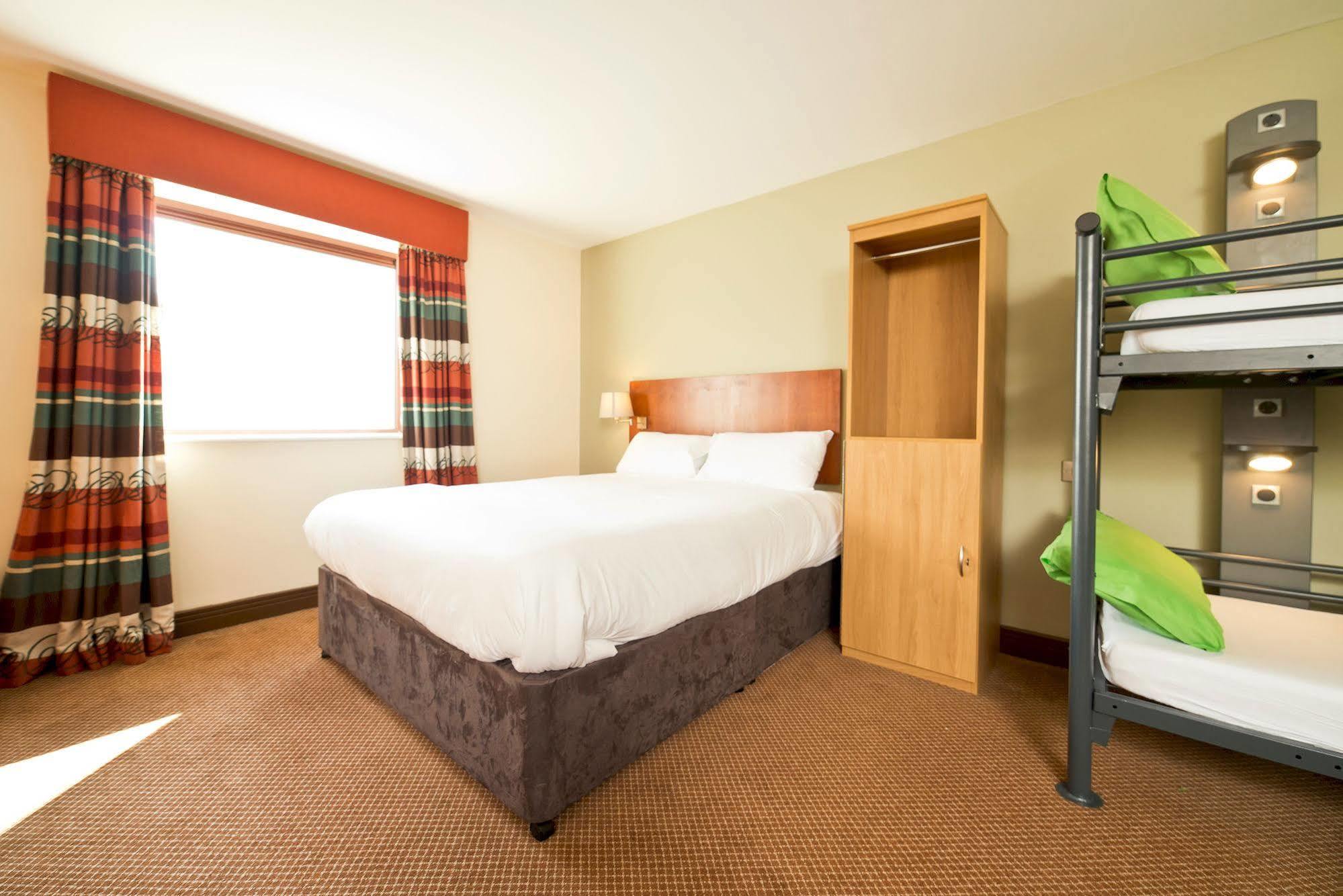 Yha Cardiff Central Buitenkant foto A typical room at the Premier Inn, London Heathrow