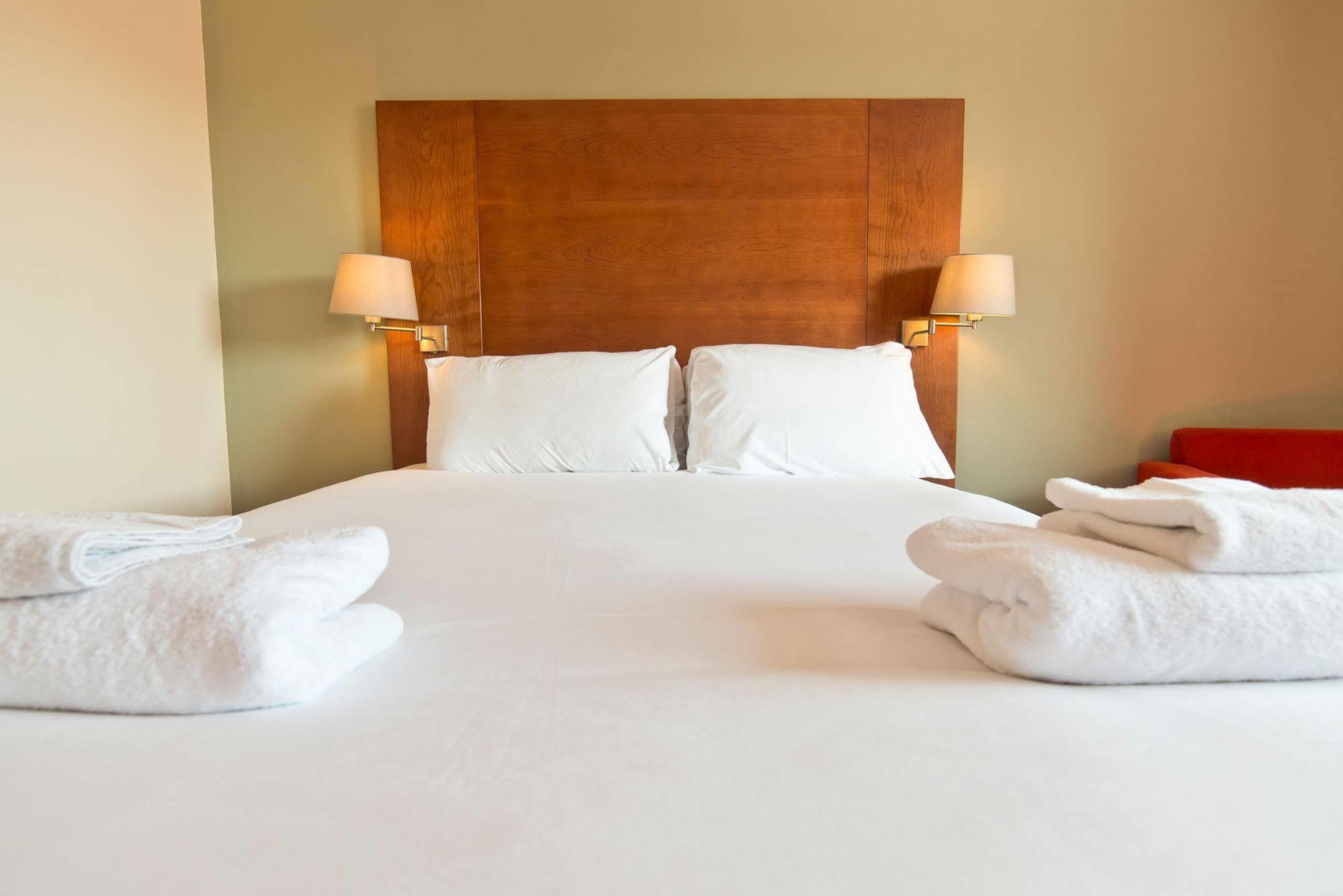 Yha Cardiff Central Buitenkant foto A bed with a headboard