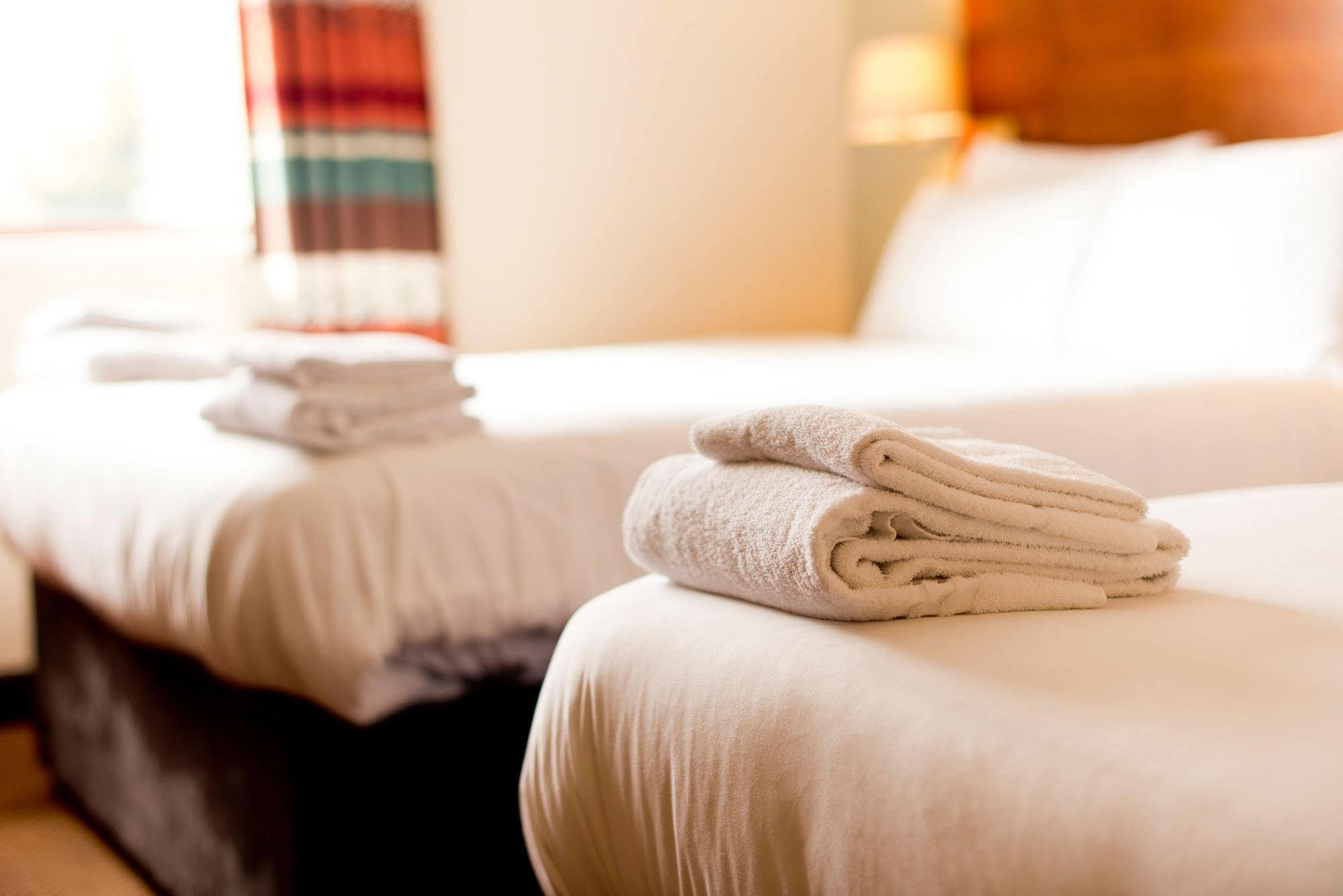 Yha Cardiff Central Buitenkant foto Towels on a bed