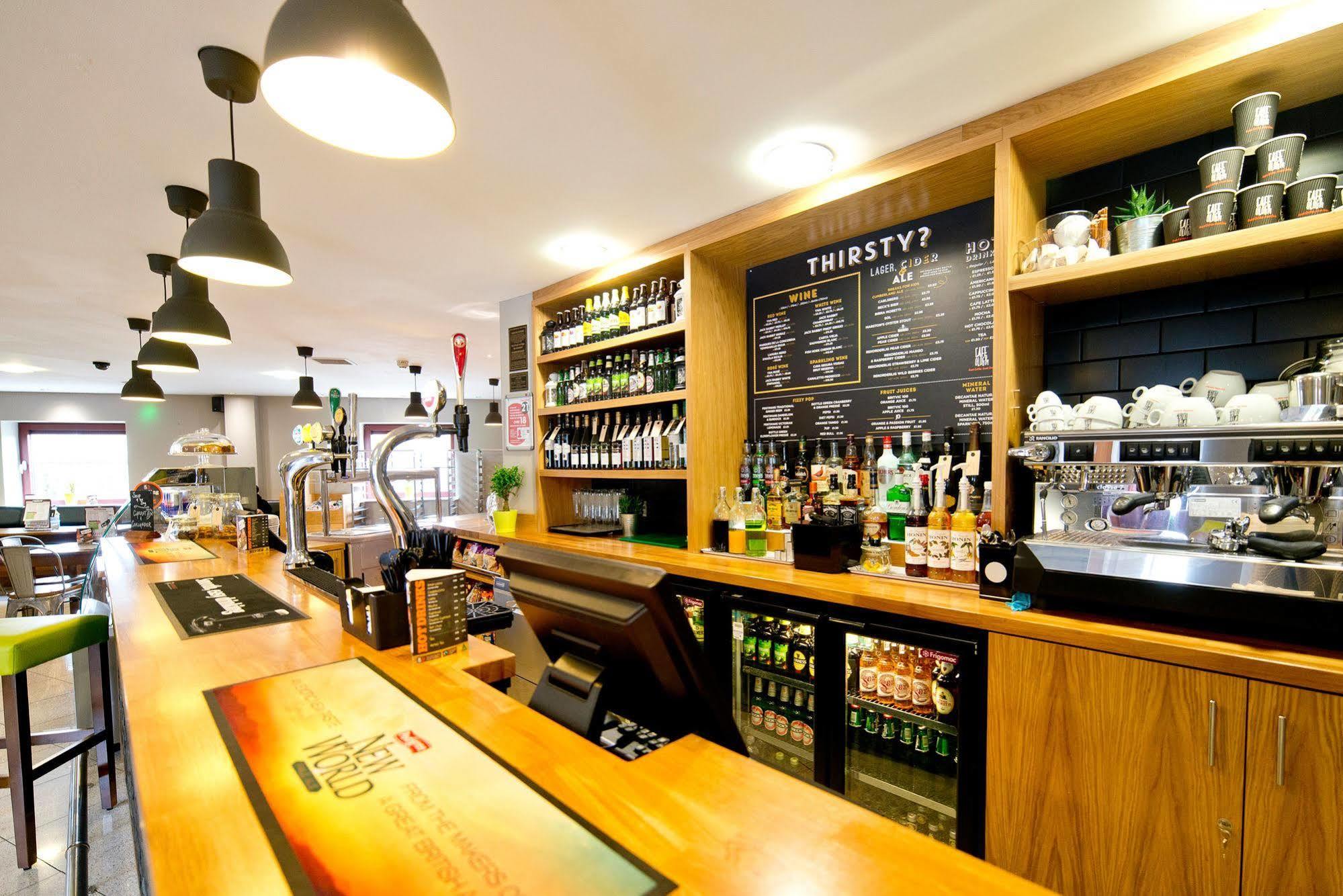 Yha Cardiff Central Buitenkant foto The bar at the National Motor Museum