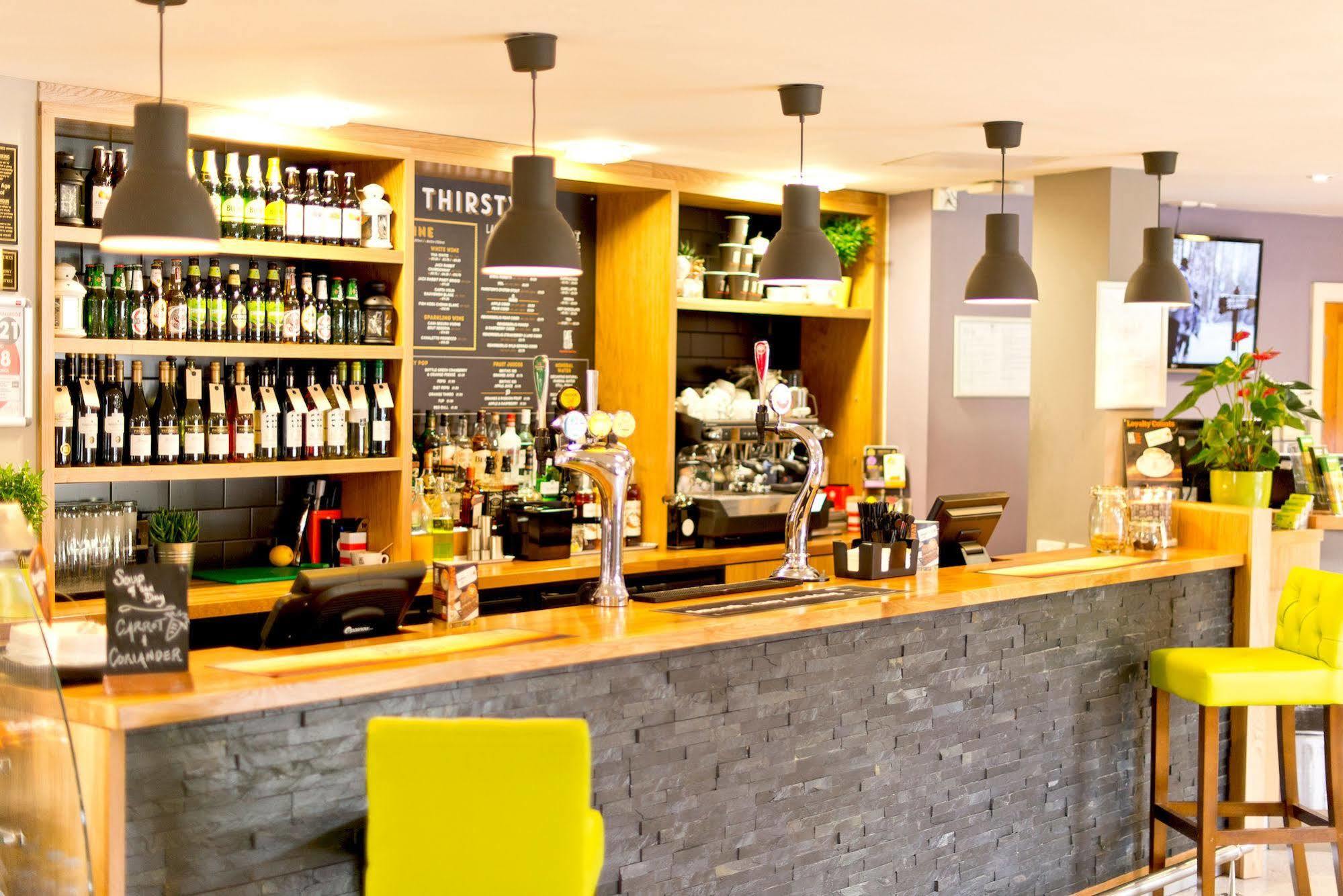 Yha Cardiff Central Buitenkant foto The bar at the hotel