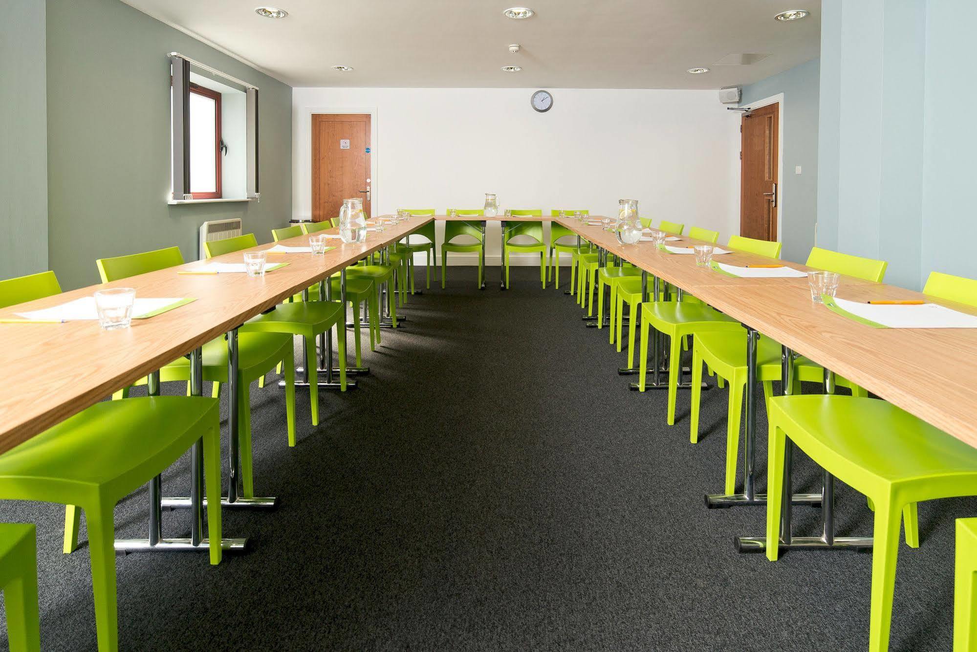 Yha Cardiff Central Buitenkant foto The dining room at the school