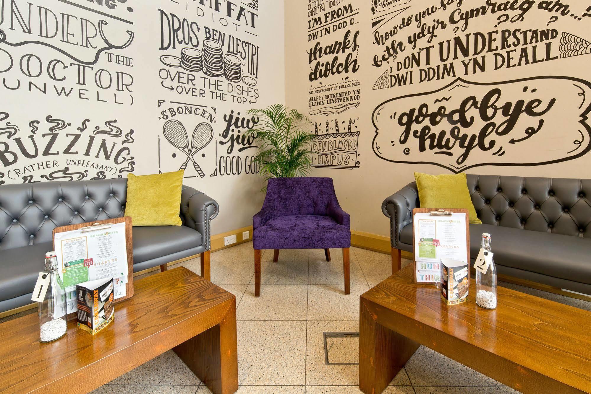 Yha Cardiff Central Buitenkant foto The waiting room at the school