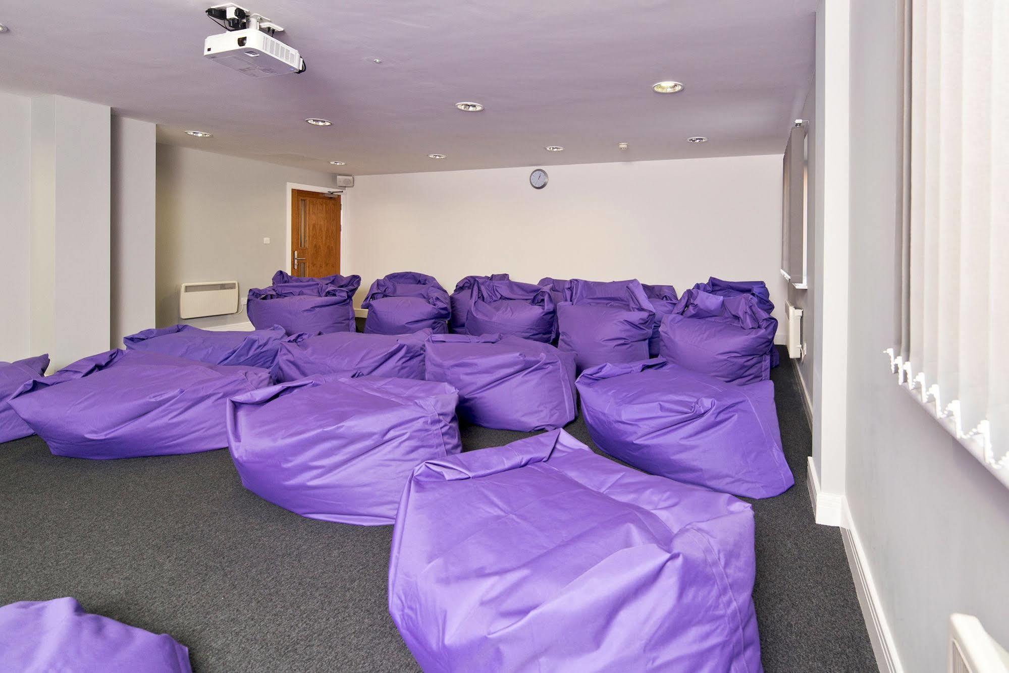 Yha Cardiff Central Buitenkant foto The Media Room