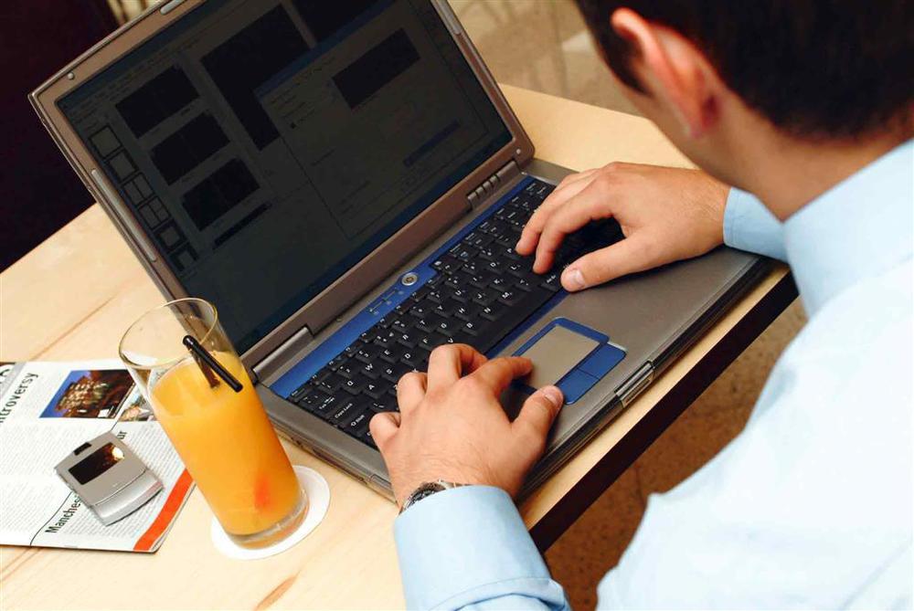 Yha Cardiff Central Kamer foto A person using a laptop computer